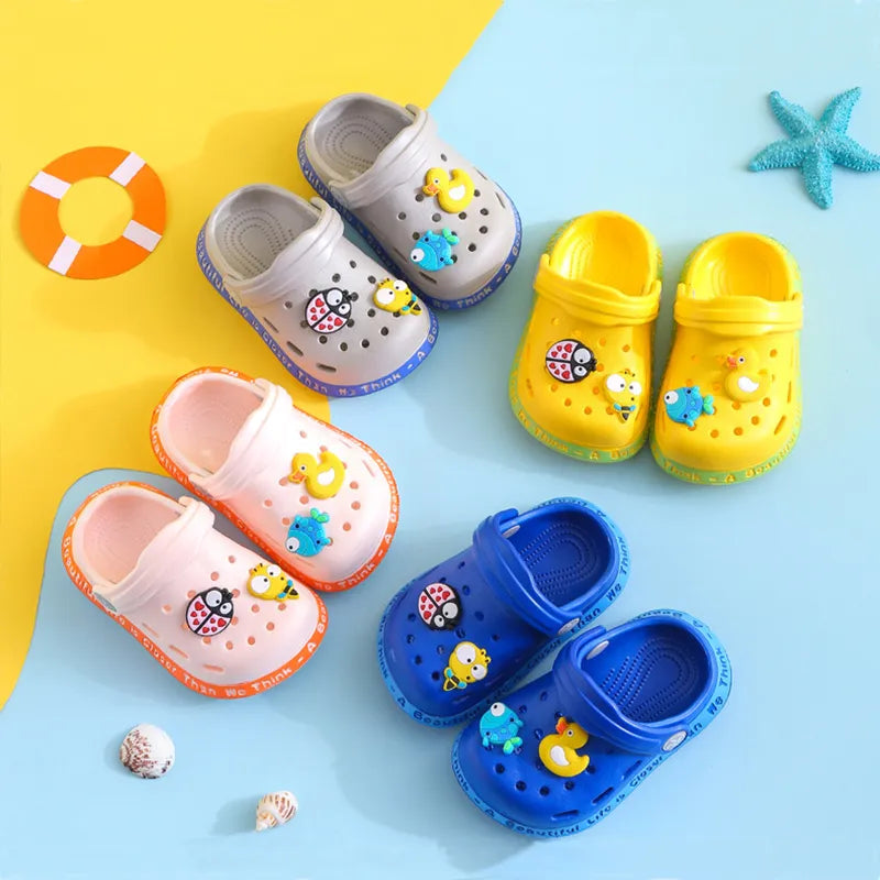 Sandalias para niños y niñas con detalles animados (crocs)