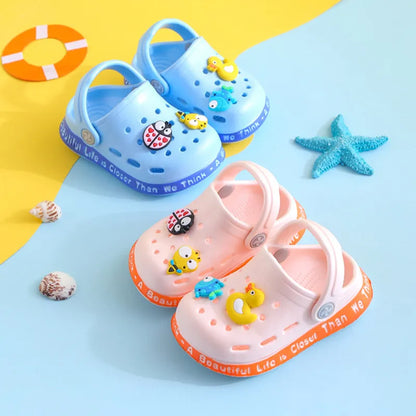 Sandalias para niños y niñas con detalles animados (crocs)